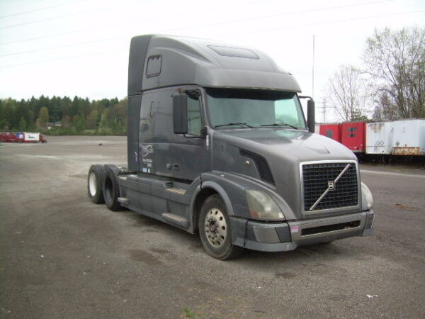 2009 Volvo VNL T/A Sleeper