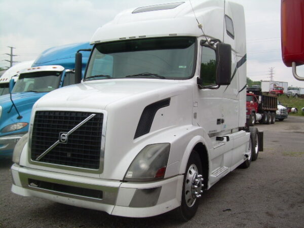 2011 Volvo VNL T/A Sleeper