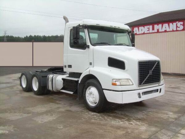 2013 Volvo VNM T/A Day Cab