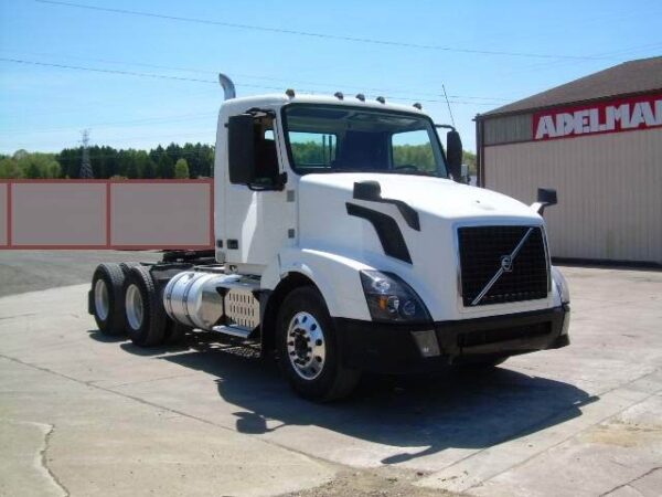 (2) 2015 Volvo VNL T/A Day Cab