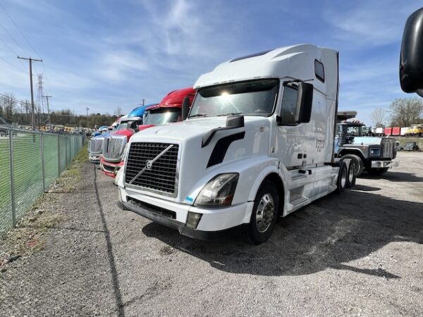 2013 Volvo VNL670 T/A Sleeper