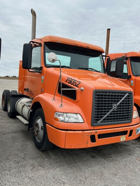 (30) 2008-2010 Volvo VNM T/A Day Cab Tractors