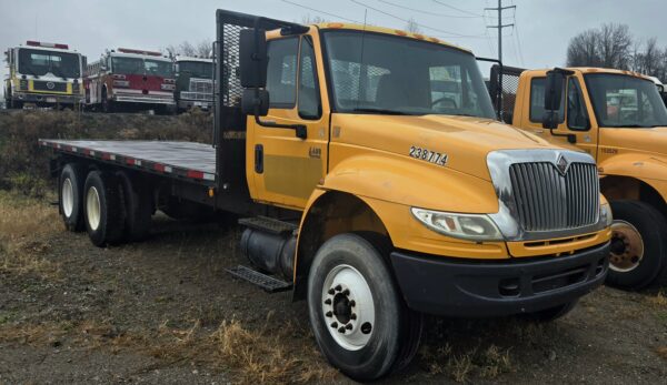 2006 International 4400 T/A Flatbed